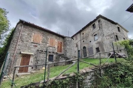 Ampio casolare da ristrutturare