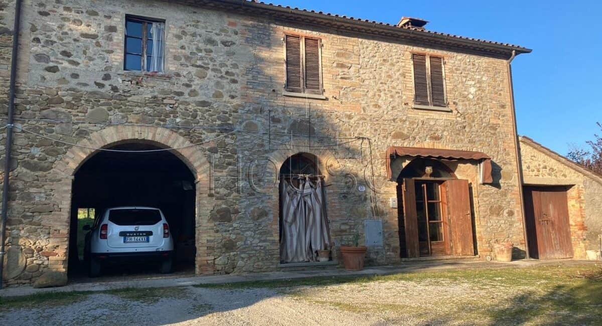 Porzione di casale colonico con ampio terreno