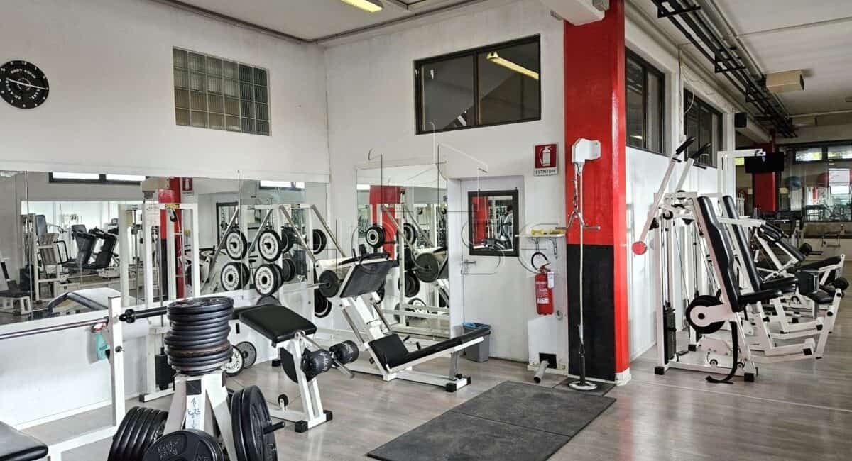 Locale commerciale con palestra