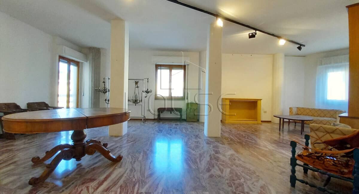 Appartamento di 190 mq al primo piano