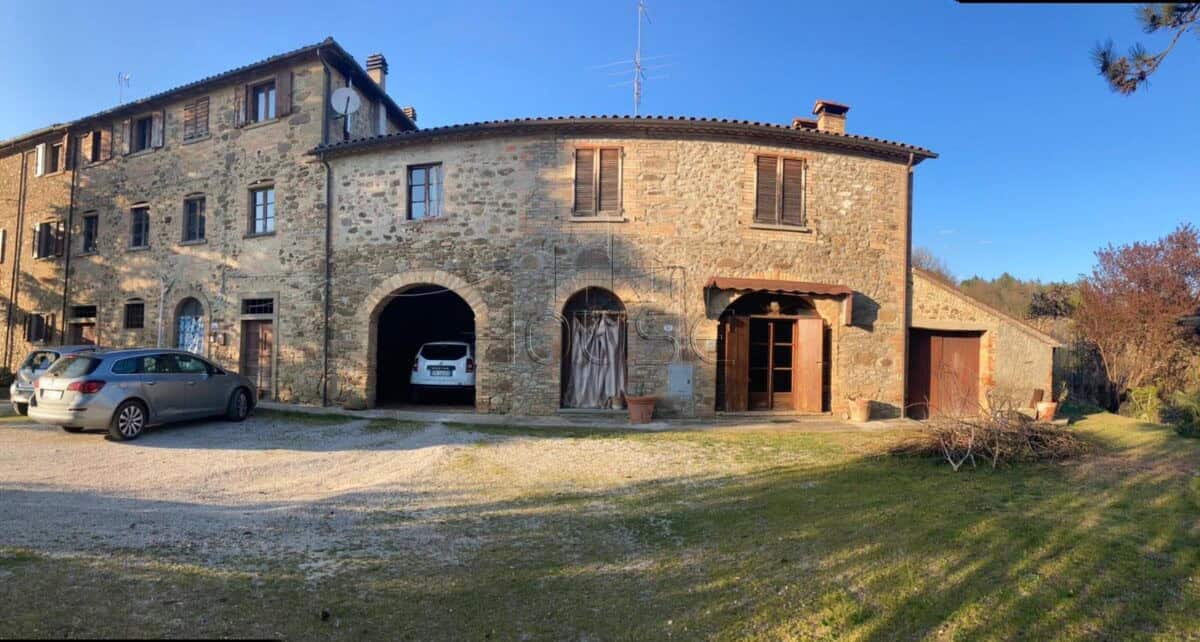 Porzione di casale colonico con ampio terreno