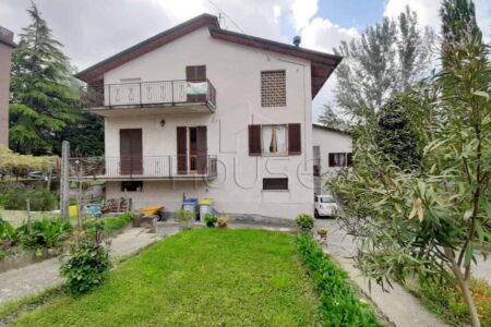Casa singola bifamiliare con corte esclusiva