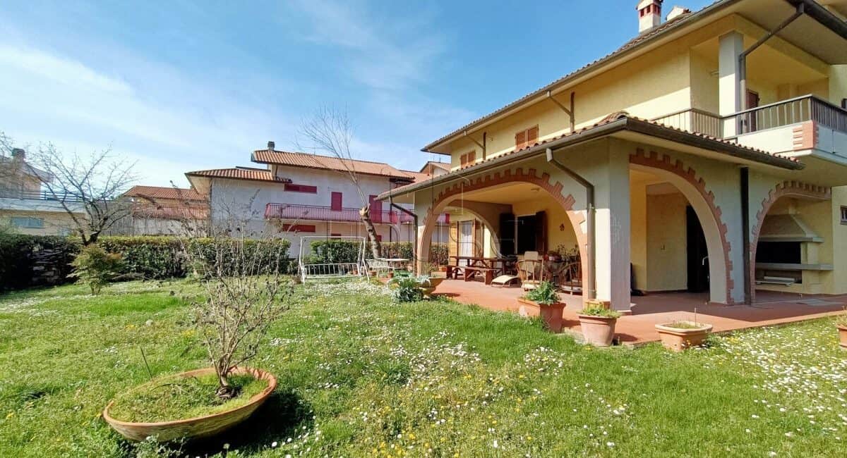 Villa esclusiva con ampio giardino esclusivo