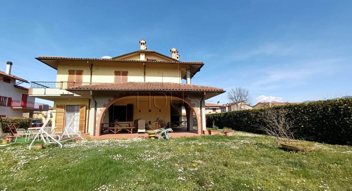 Villa esclusiva con ampio giardino esclusivo