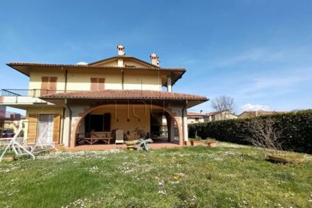 Villa esclusiva con ampio giardino esclusivo