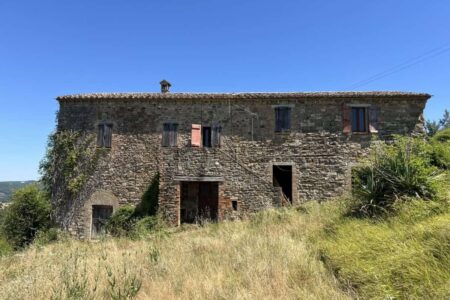 Ampio casale da ristrutturare con terreno