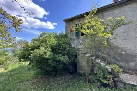 Porzione indipendente con terreno privato