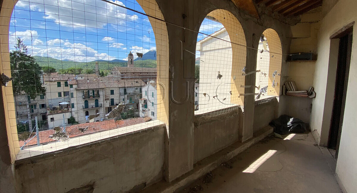 Cielo-terra in centro storico con 3 appartamenti e terrazzi panoramici