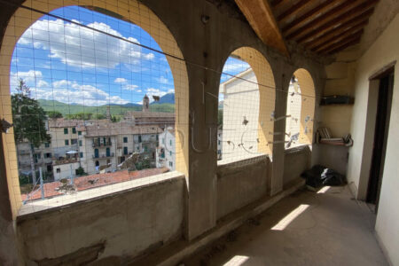 Cielo-terra in centro storico con 3 appartamenti e terrazzi panoramici