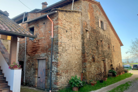 Casolare da ristrutturare con giardino
