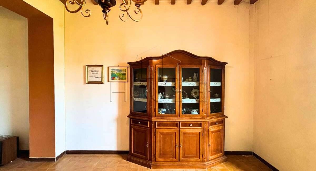 Casa singola da ristrutturare con ampio giardino