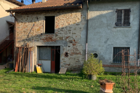 Casolare da ristrutturare con giardino