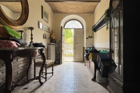 Casa singola trifamiliare con ampio parco