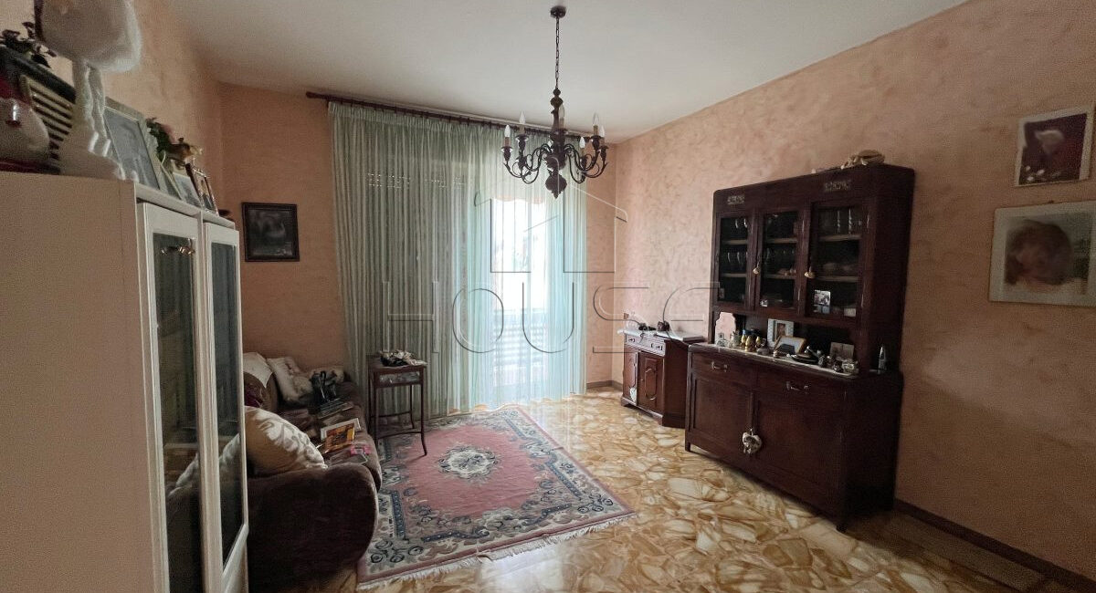 Appartamento con tre camere in zona centrale