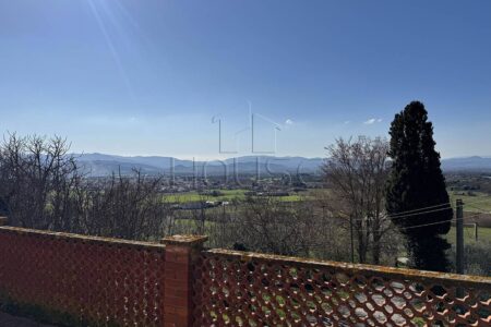Casolare panoramico con annessi e terreno
