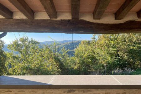 Casale panoramico con piscina completamente ristrutturato