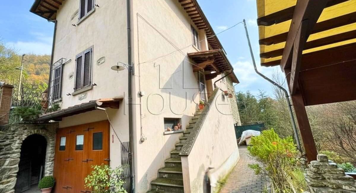 Casa indipendente su tre lati con giardino e garage