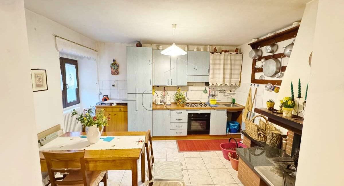 Casa indipendente su tre lati con giardino e garage