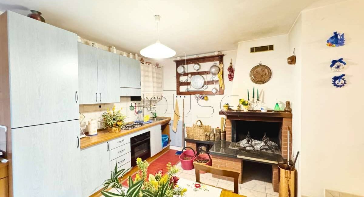 Casa indipendente su tre lati con giardino e garage
