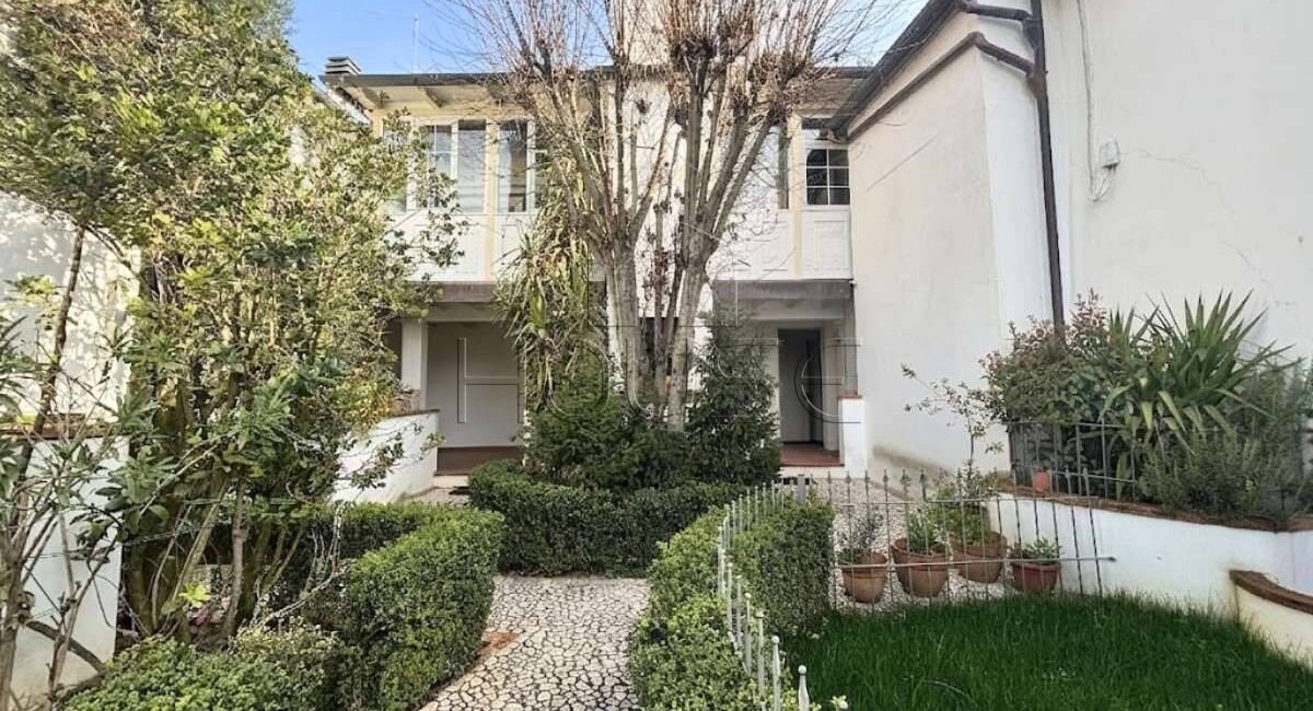 Porzione con due appartamenti e giardino privato
