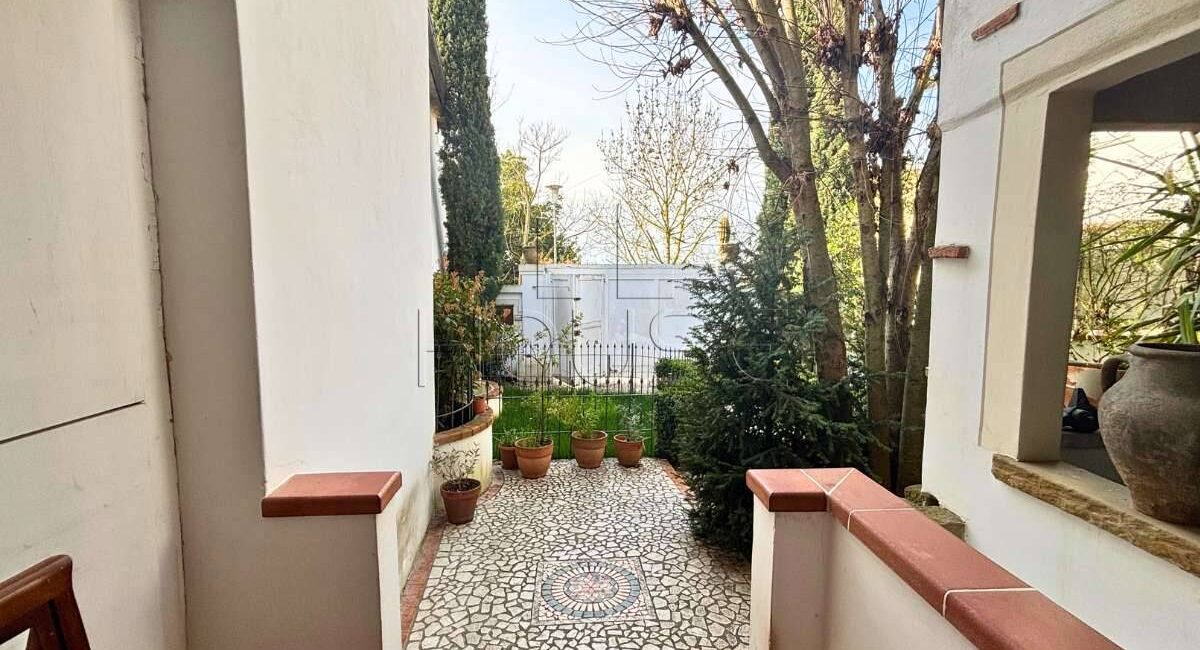 Porzione con due appartamenti e giardino privato