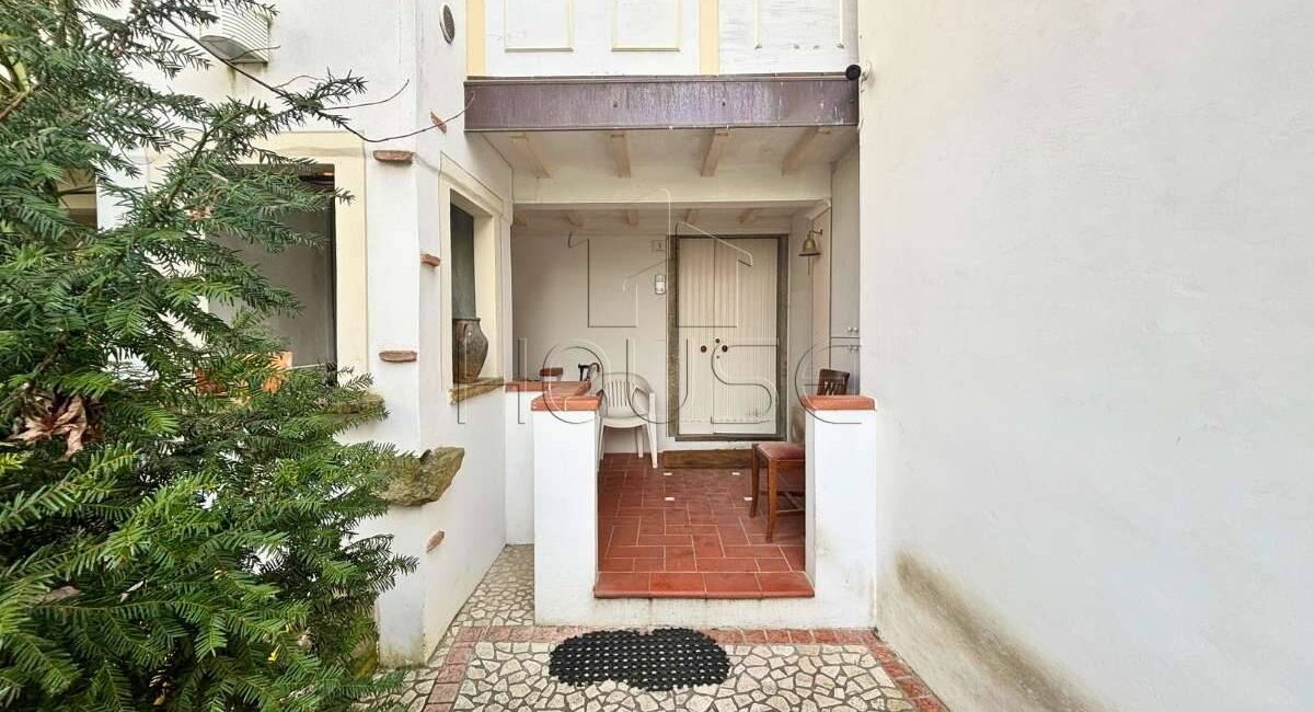 Porzione con due appartamenti e giardino privato