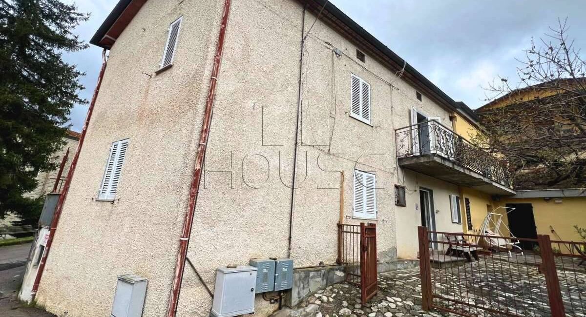 Casa libera su tre lati con possibilità di due unità