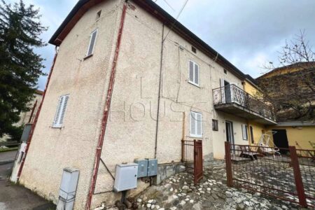Casa libera su tre lati con possibilità di due unità