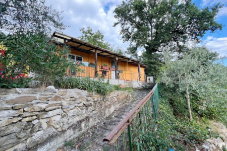 Terreno panoramico con annesso abitativo