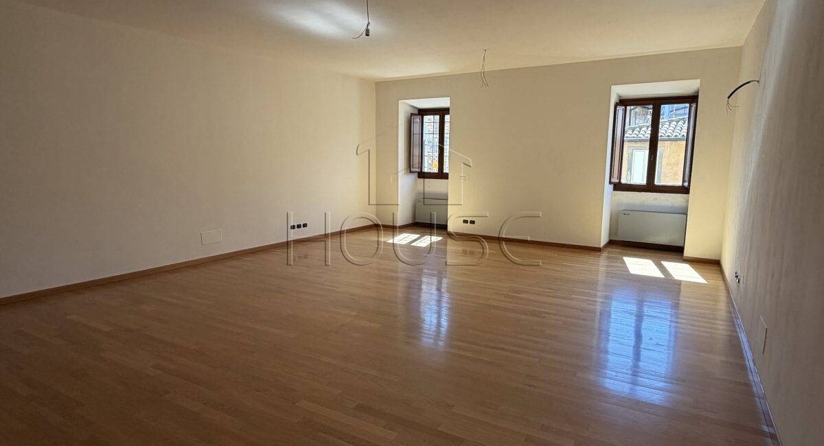 Appartamento in centro storico con tre camere e ascensore