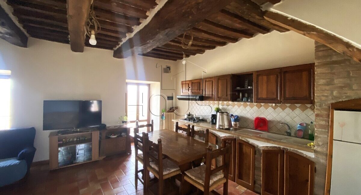 Porzione di casolare con terreno ed oliveto