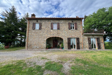 Casale in pietra panoramico con annesso e terreno