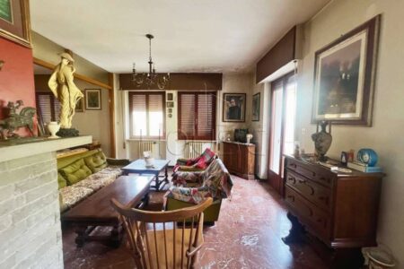 Cielo-terra di ampie dimensioni con terrazzo panoramico
