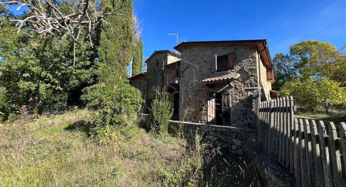 Casolare in pietra con terreno da ristrutturare