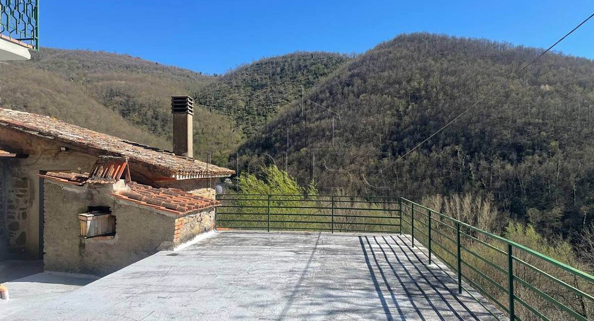 Appartamento e terreno circostante