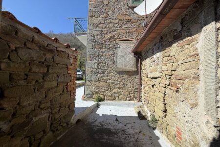 Appartamento e terreno circostante