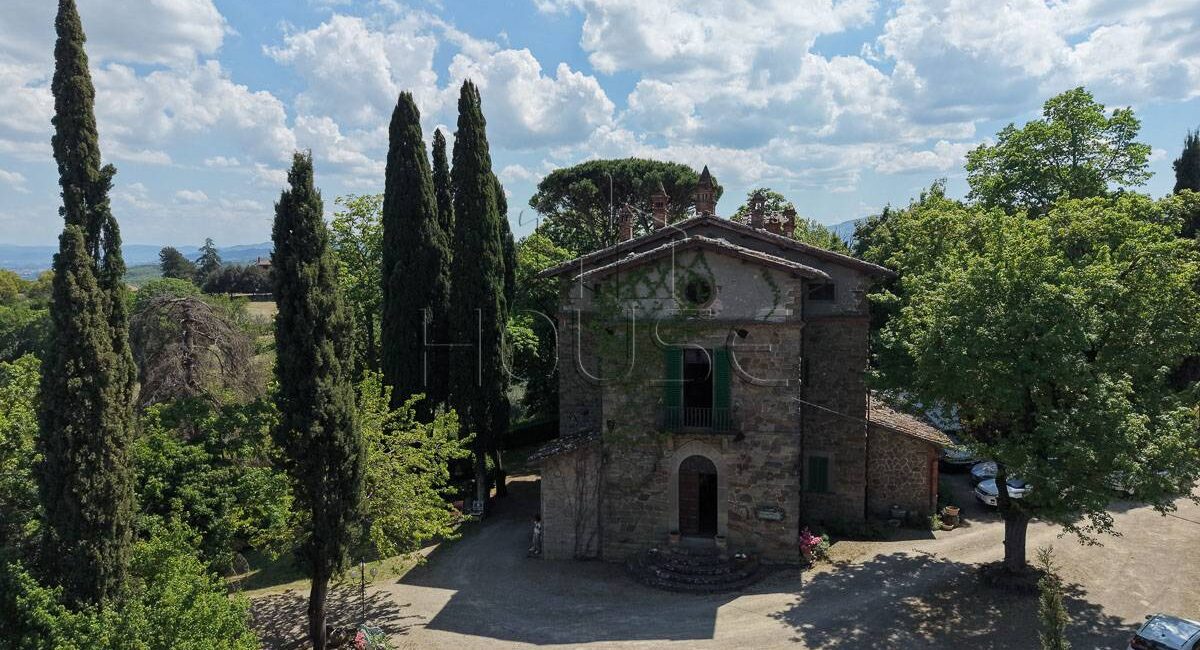 Villa d’epoca con terreno e campo da tennis