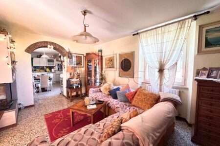 Casa singola con ampio giardino privato