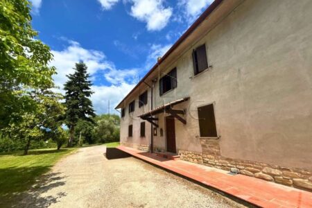 Suggestiva villa sul lago di Montedoglio con ampio terreno