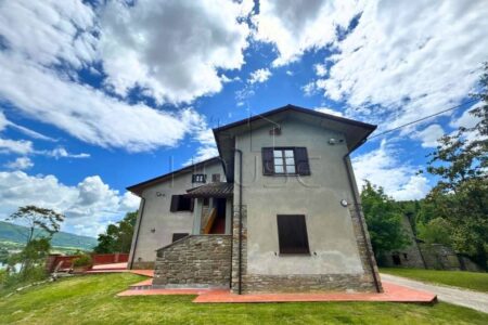 Suggestiva villa sul lago di Montedoglio con ampio terreno