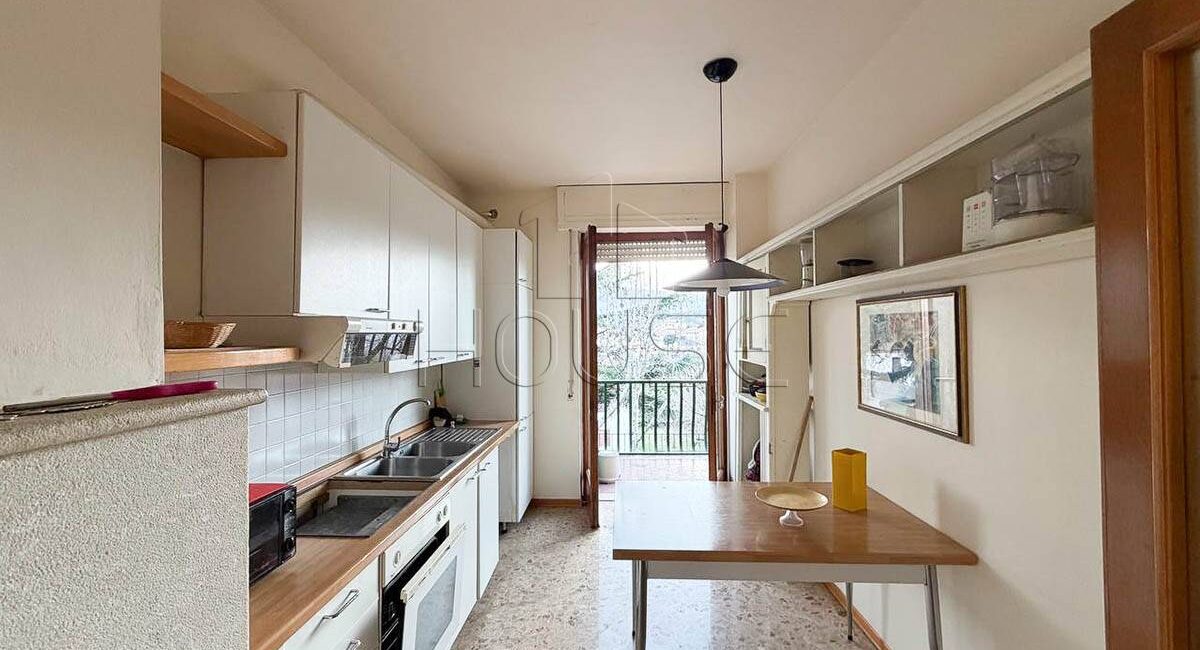 Appartamento con tre camere e due bagni