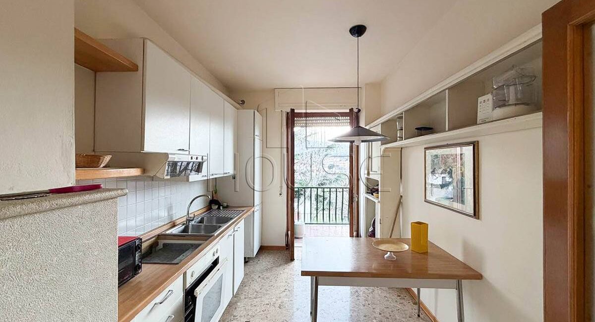 Appartamento con tre camere e due bagni
