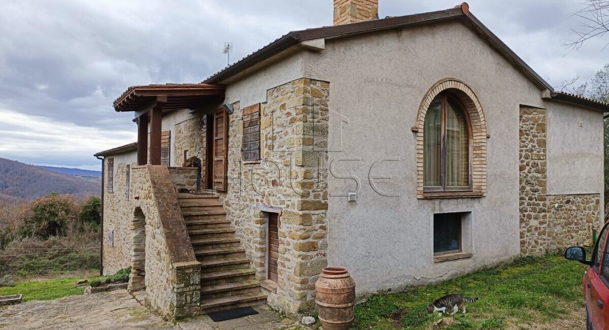 Casale ristrutturato con terreno