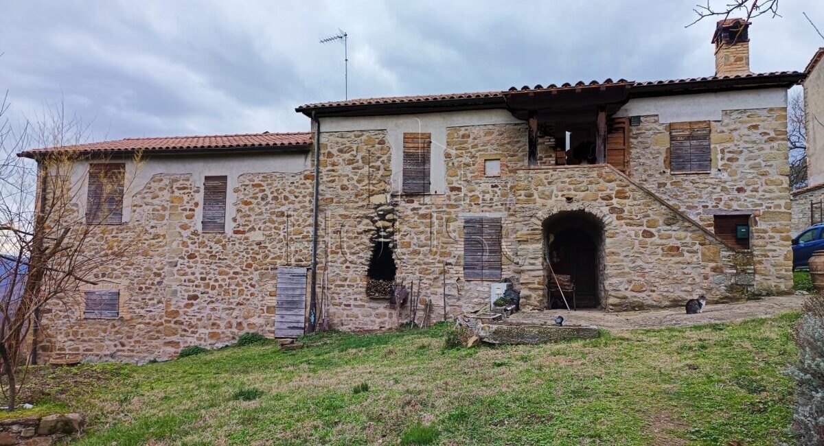 Casale ristrutturato con terreno