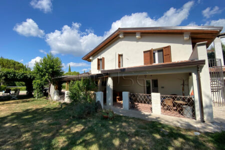 Casa indipendente su tre lati, con piscina e terreno