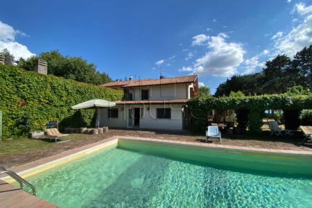 Casa indipendente su tre lati, con piscina e terreno