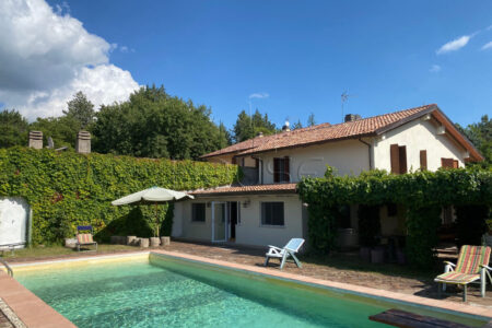 Casa indipendente su tre lati, con piscina e terreno