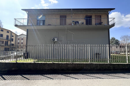 Fabbricato indipendente con ampio magazzino e appartamento abitabile