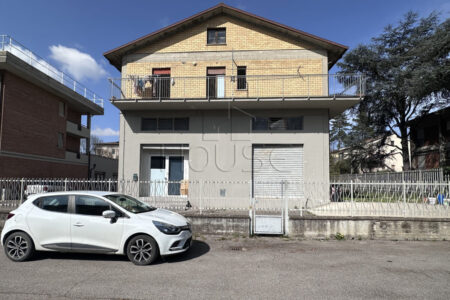 Fabbricato indipendente con ampio magazzino e appartamento abitabile