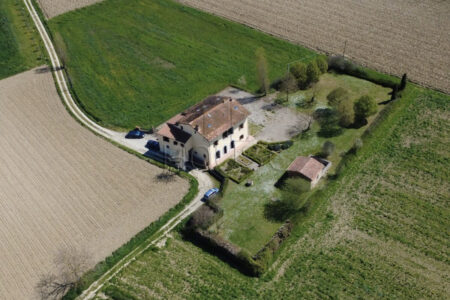 Casale storico ristrutturato con ampio terreno